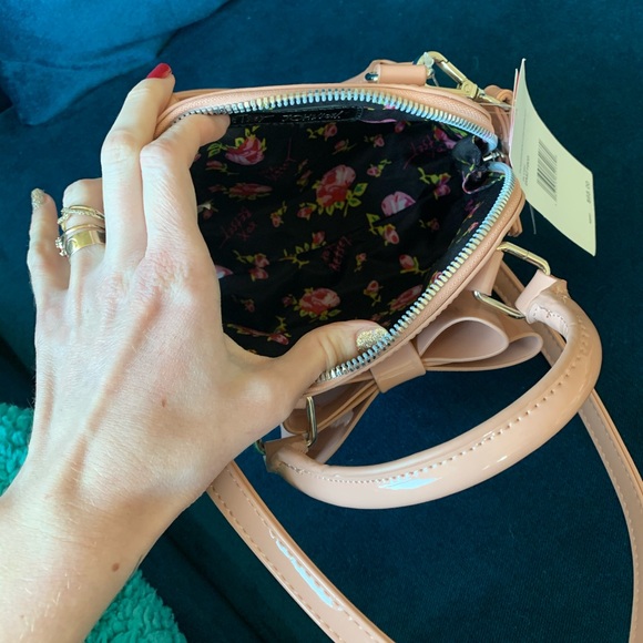 NWT Adorable Betsey Johnson bow bag - Picture 5 of 5